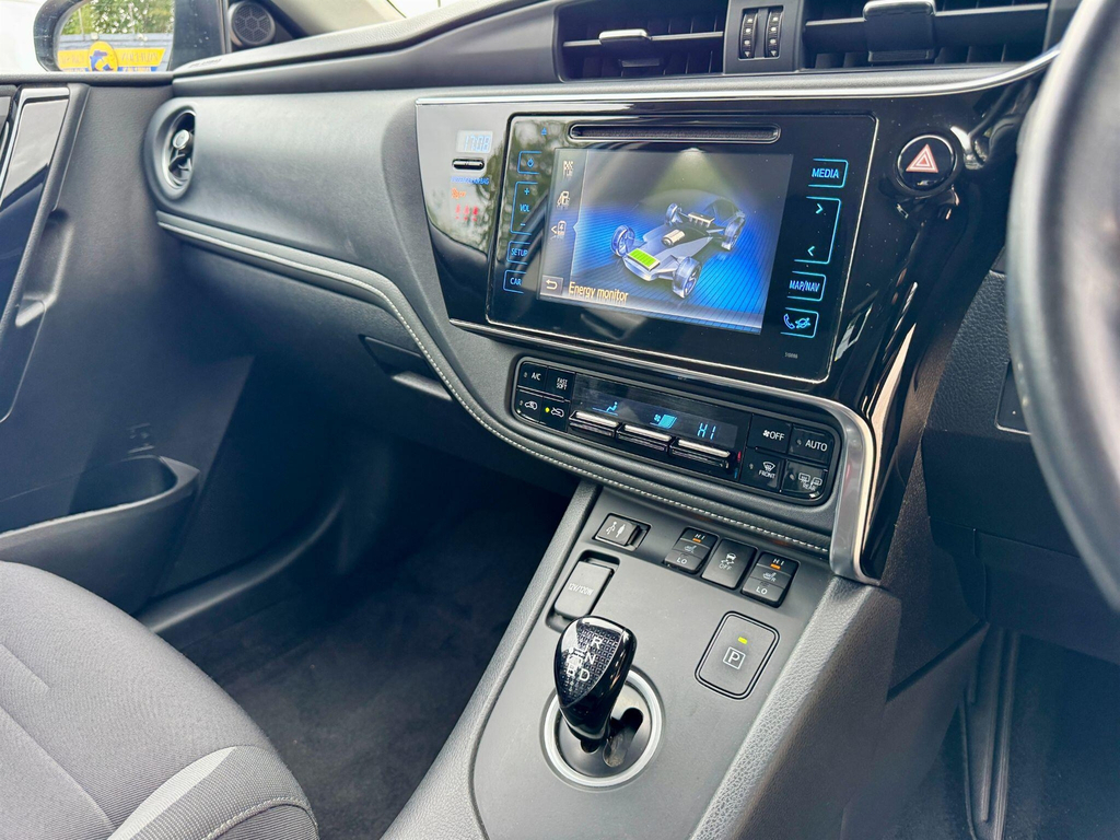 Toyota Auris Excel White #39