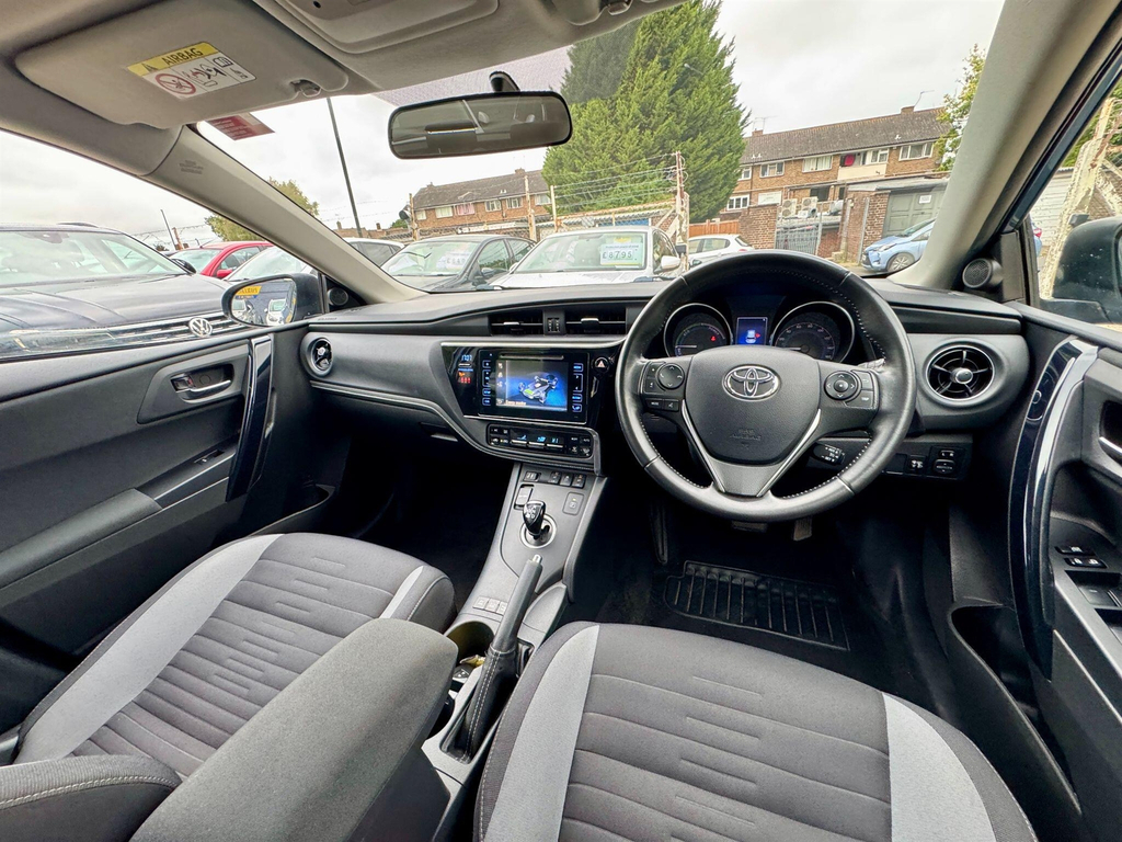 Toyota Auris Excel White #20