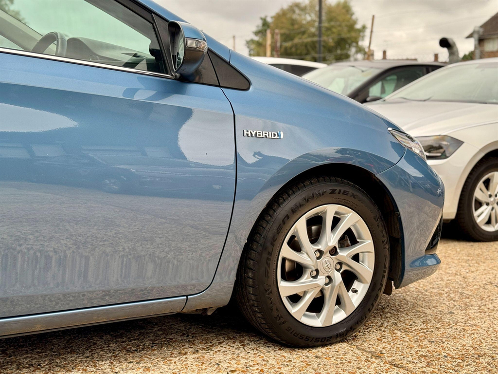 Toyota Auris Excel White #11