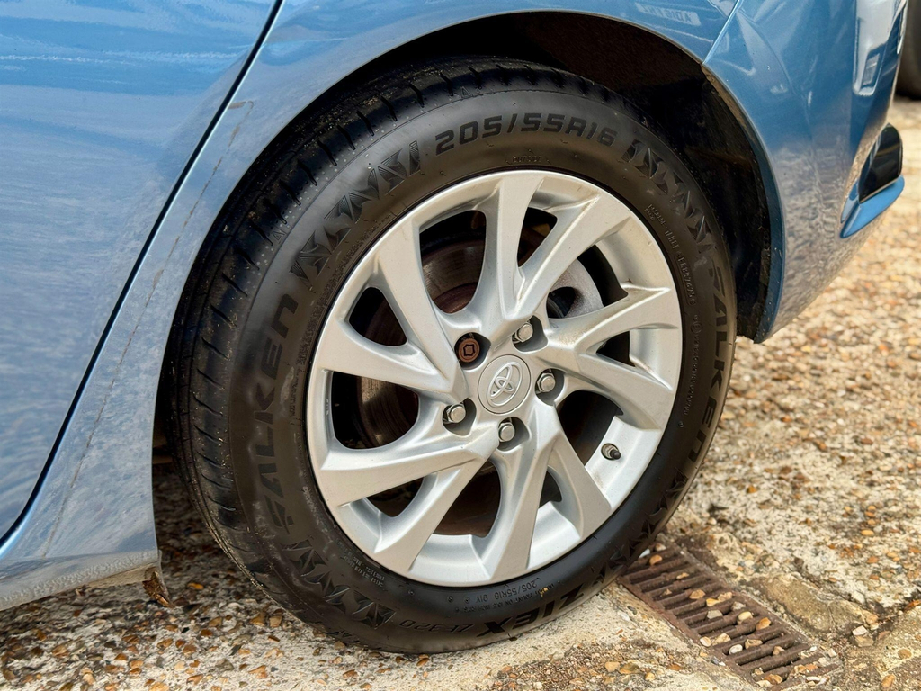 Toyota Auris Excel White #34