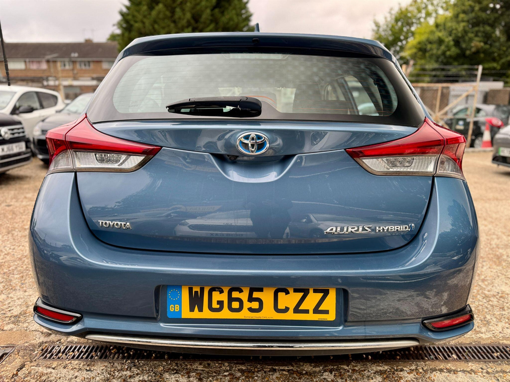 Toyota Auris Excel White #16