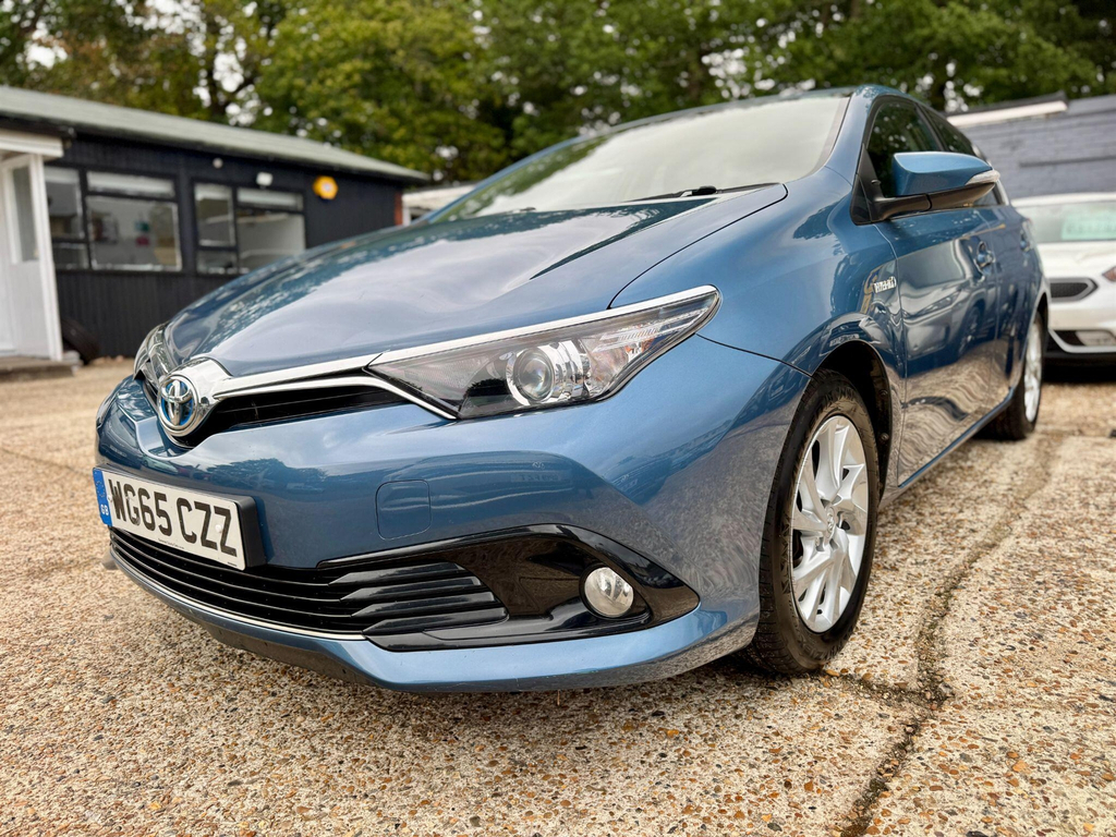 Toyota Auris Excel White #52