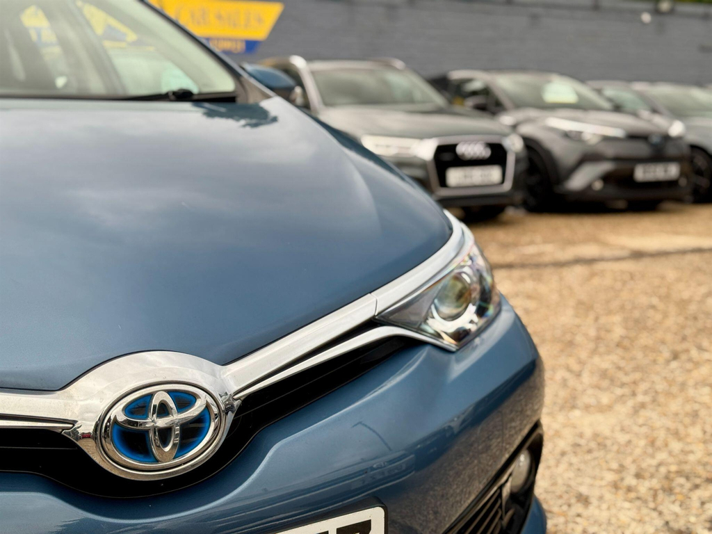 Toyota Auris Excel White #13