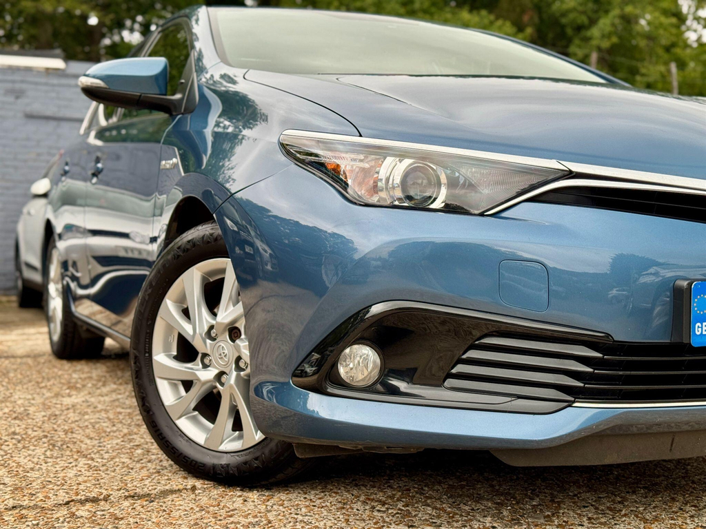 Toyota Auris Excel White #10
