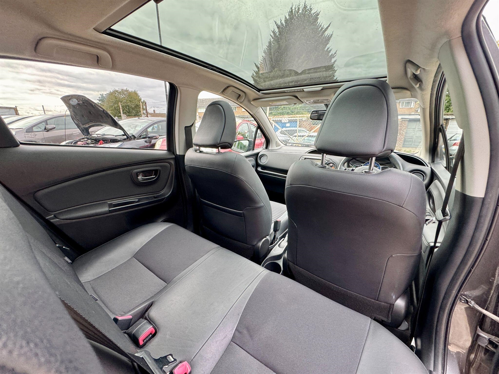Toyota Yaris 1.5 Vvt-h Excel Hatchback White #21
