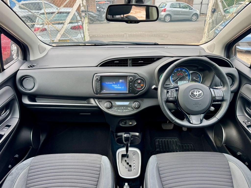 Toyota Yaris 1.5 Vvt-h Excel Hatchback White #13