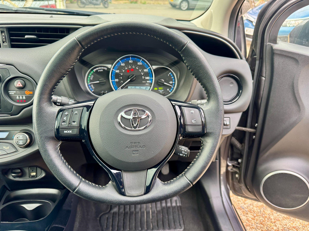 Toyota Yaris 1.5 Vvt-h Excel Hatchback White #41