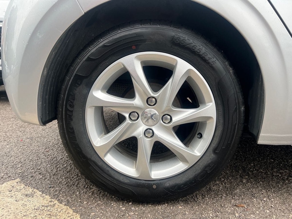 Peugeot 208 Active White #15