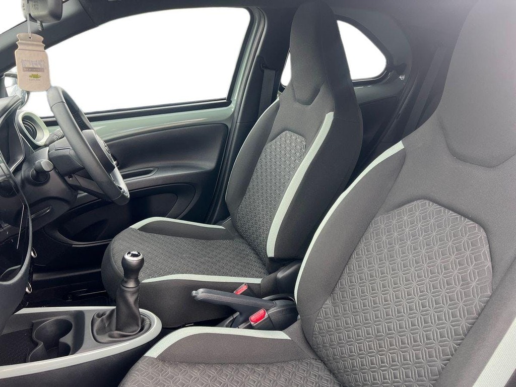 Toyota Aygo X Pure Automatic Black #8