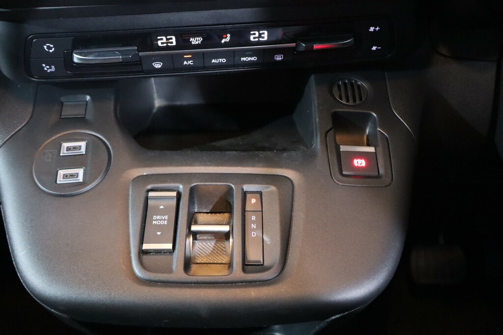 Vauxhall Combo-e Life Design XL 52Kwh 136Ps Black #17