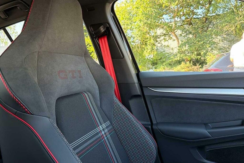 Volkswagen Golf 2L Gti Red #25