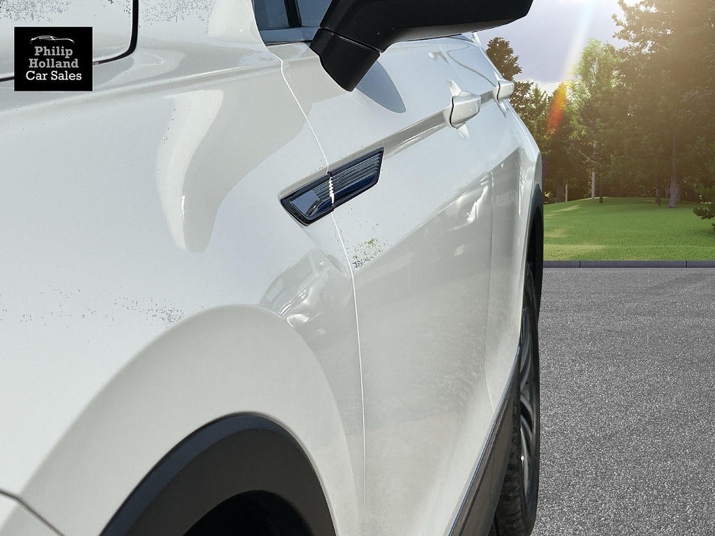 Volkswagen Tiguan Suv White #2