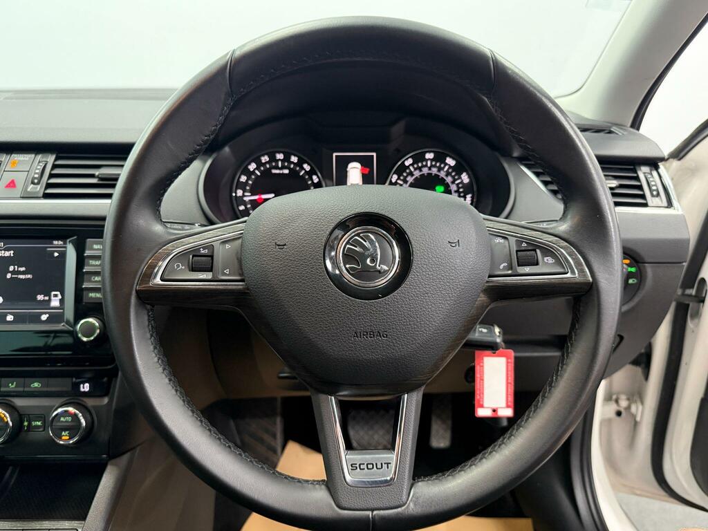 Skoda Octavia 2.0 Tdi Cr 184 Scout 4X4 Dsg White #6