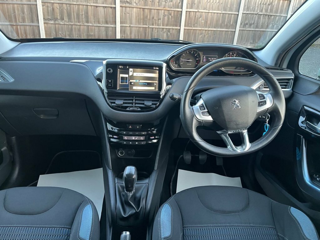 Peugeot 208 1L Allure White #3