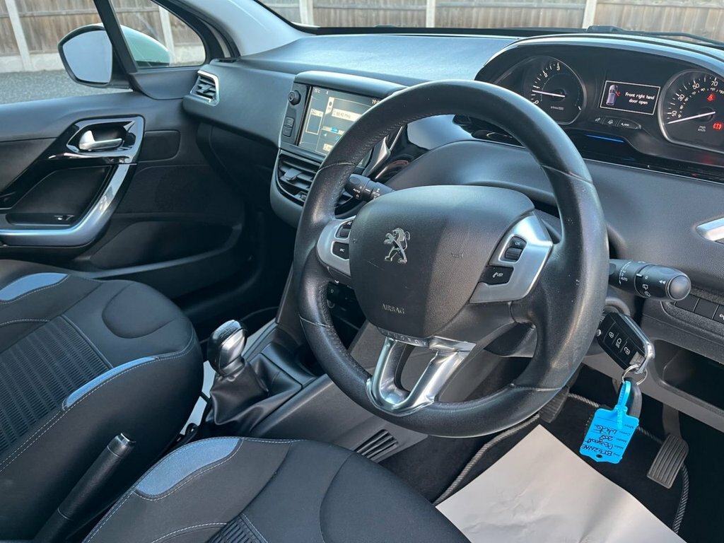 Peugeot 208 1L Allure White #2