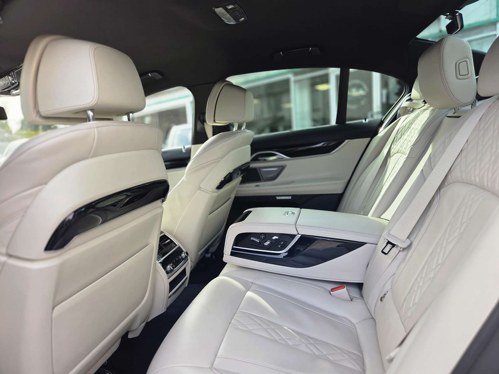 BMW 7 Series  Black #16