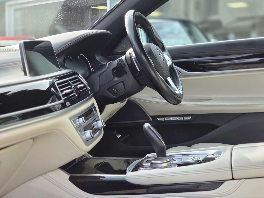 BMW 7 Series  Black #15