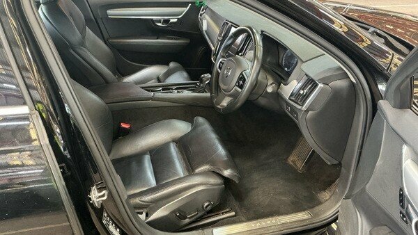 Volvo V90 2L Momentum Plus Black #4