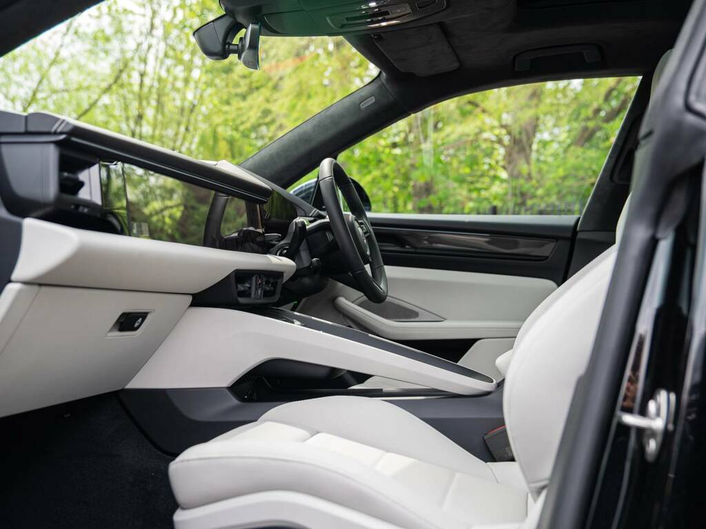 Porsche Macan Turbo Electric Black #4