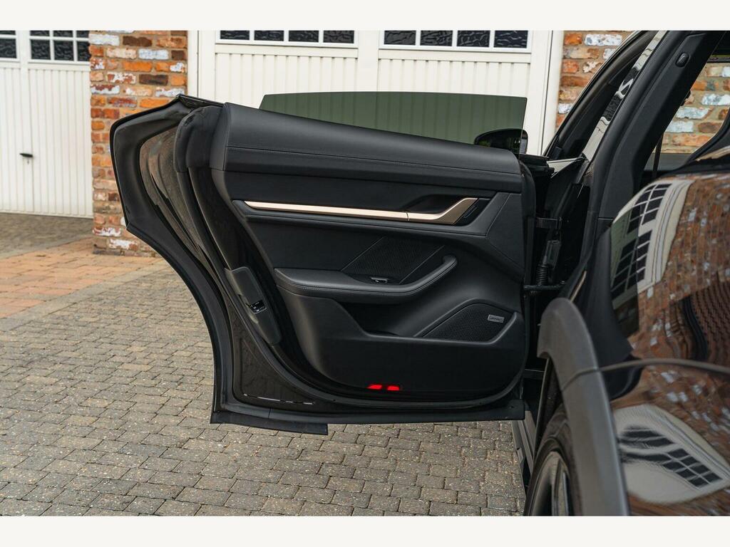 Porsche Taycan Performance Plus 93.4Kwh Black #31