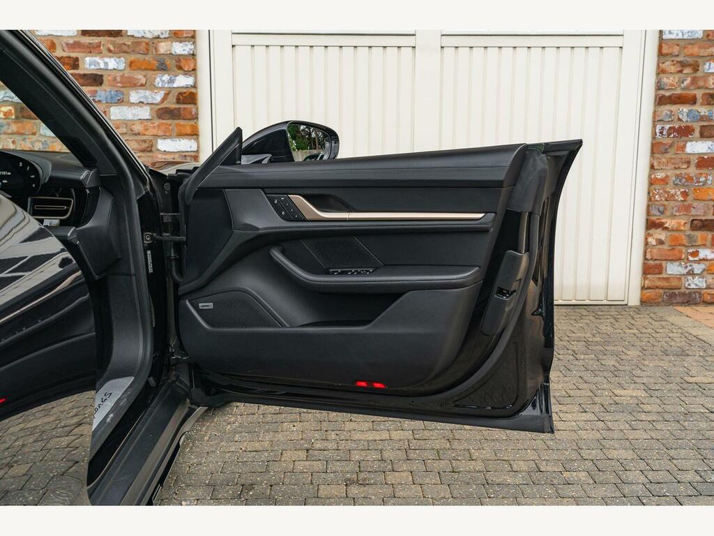 Porsche Taycan Performance Plus 93.4Kwh Black #34