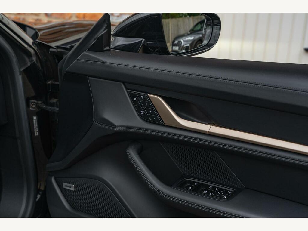 Porsche Taycan Performance Plus 93.4Kwh Black #35