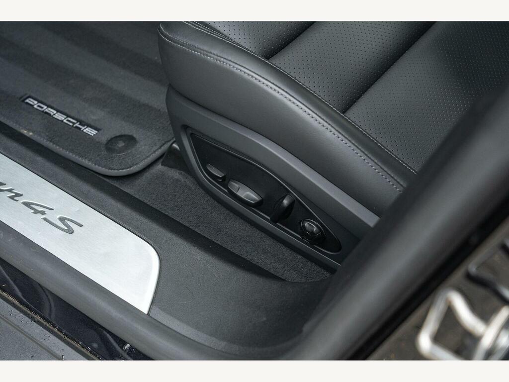 Porsche Taycan Performance Plus 93.4Kwh Black #30