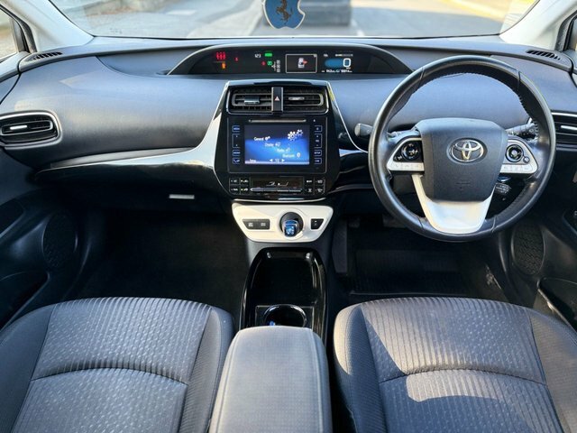 Toyota Prius Hatchback White #30