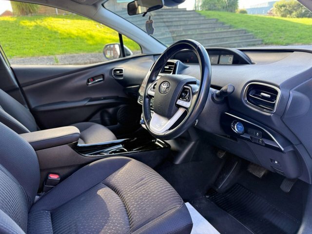 Toyota Prius Hatchback White #24