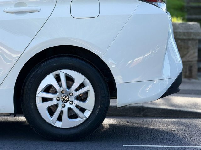 Toyota Prius Hatchback White #40