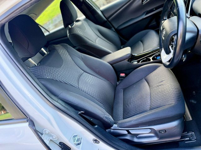 Toyota Prius Hatchback White #22