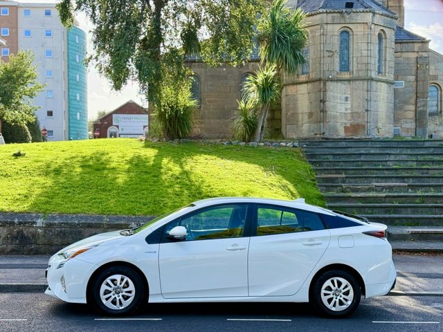 Toyota Prius Hatchback White #38