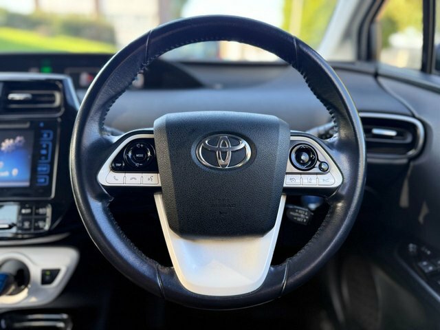 Toyota Prius Hatchback White #29