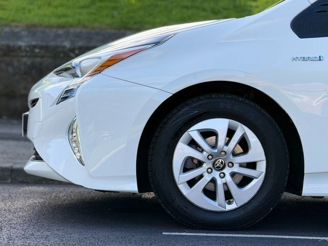 Toyota Prius Hatchback White #39