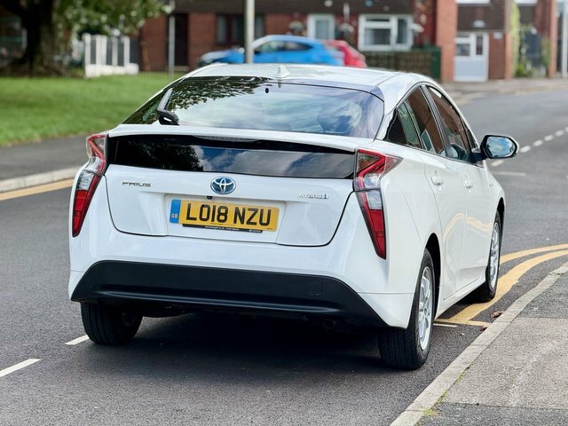 Toyota Prius Vvt-h Active Hatchback White #4