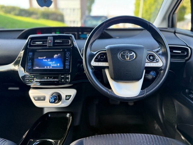 Toyota Prius Hatchback White #28