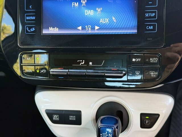 Toyota Prius Hatchback White #47