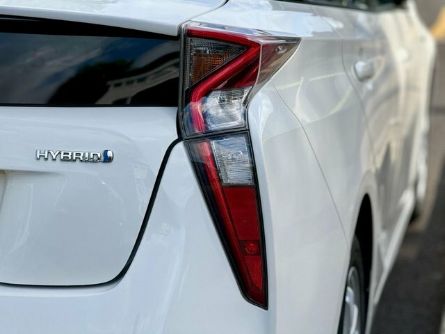 Toyota Prius Hatchback White #11