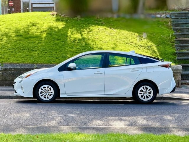 Toyota Prius Hatchback White #37