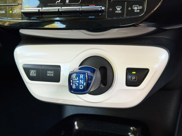Toyota Prius Hatchback White #48