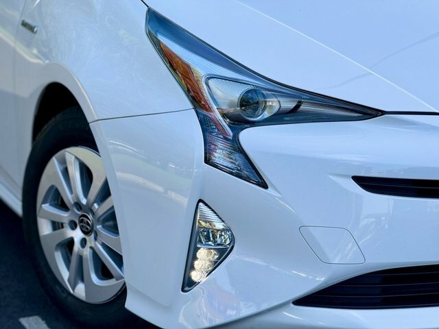 Toyota Prius Hatchback White #19