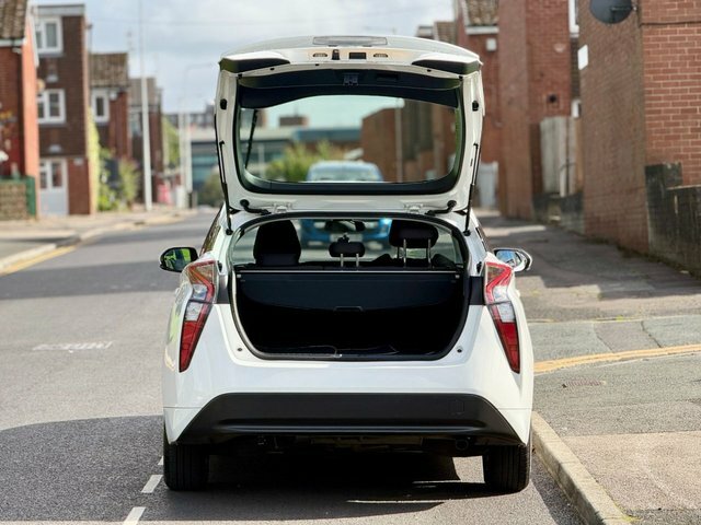 Toyota Prius Hatchback White #7
