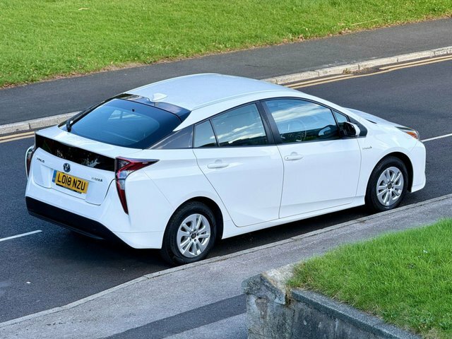 Toyota Prius Hatchback White #41