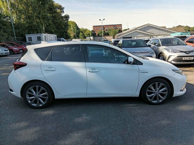 Toyota Auris Vvt-h Excel Hatchback White #3