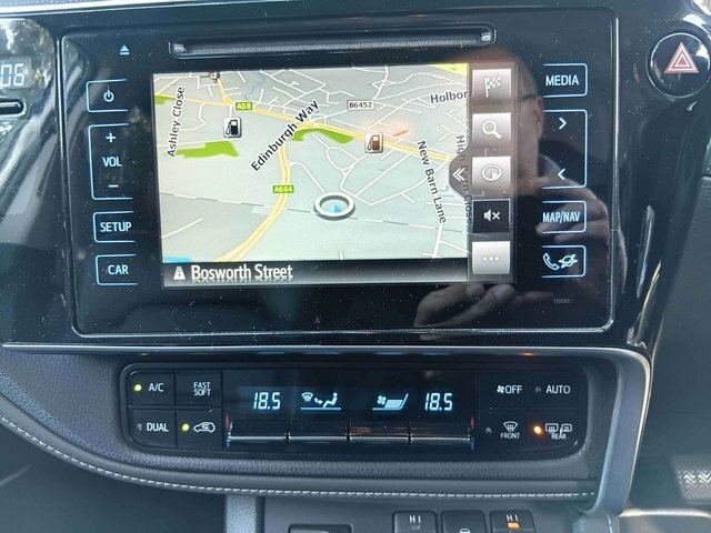 Toyota Auris Vvt-h Excel Hatchback White #5