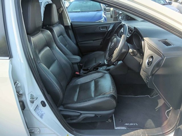 Toyota Auris Icon Tech White #8