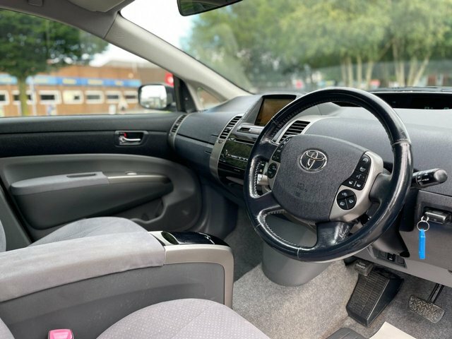 Toyota Prius Hatchback Silver #9