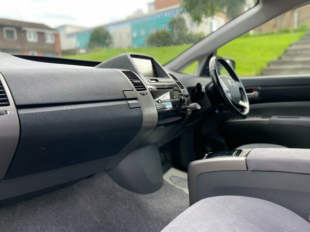 Toyota Prius Hatchback Silver #16