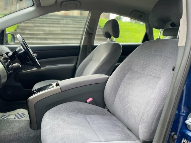 Toyota Prius Hatchback Silver #40