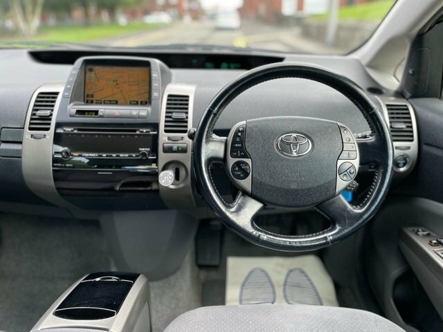Toyota Prius Hatchback Silver #10